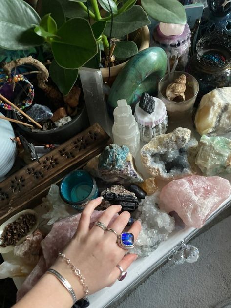 Earthy Spiritual Aesthetic, Crystal Girl Aesthetic, Styl Grunge, Crystals Aesthetic, Crystal Room, Crystal Vibes, Crystal Aesthetic, Goblin Core, Spiritual Crystals