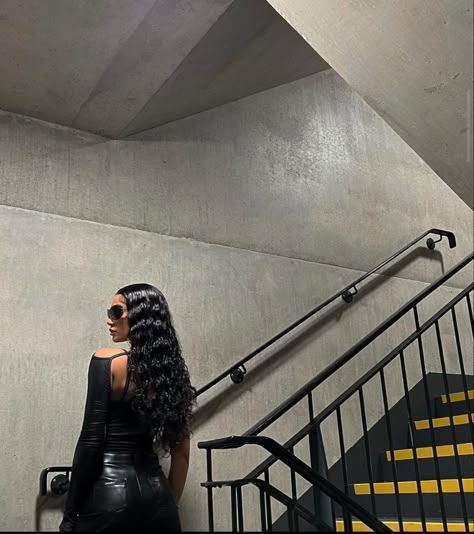 Black Outfit Birthday Photoshoot, Parking Garage Photoshoot Black Woman, Ig Baddie Poses Standing, Parking Garage Photoshoot Baddie, Garage Pictures Instagram, Parking Garage Pics, Parking Garage Photoshoot Night, Picture Inspo Instagram Parking Garage, Picture Inspo Parking Garage