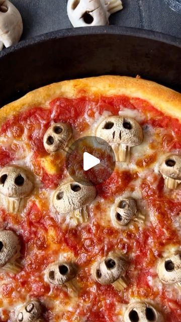 @chefsplateform_ on Instagram Halloween Pizza Ideas, Halloween Mushrooms, Spooky Pizza, Skull Pizza, Pizza Halloween, Halloween Mushroom, Snack Halloween, Halloween Pizza, Snacks List