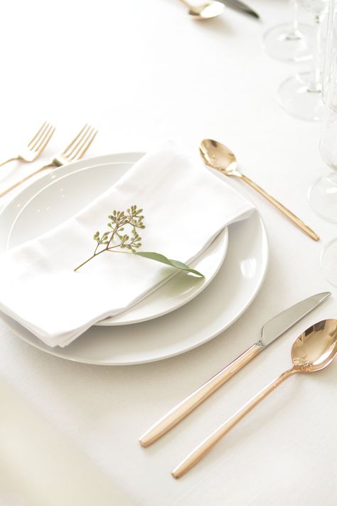 white and gold table setting Gold Cutlery Table Setting, Polish Silverware, Gold Table Setting, White Table Settings, Gold Silverware, Simple Table Settings, Modern Plates, Gold Cutlery, Gold Flatware