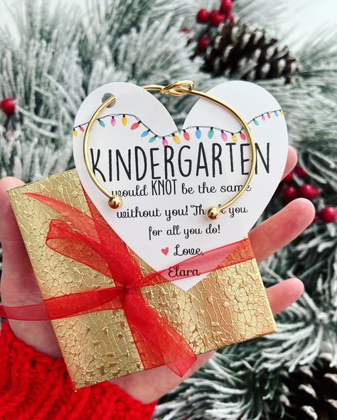 Funny Teacher Christmas Gifts, Parent Helper Gifts From Teacher, Teach Christmas Gift Ideas, Teacher Christmas Cards From Kids, Cute Teacher Christmas Gifts, Cricut Christmas Gifts For Teachers, Teacher Gift Box Ideas, Teacher Present Ideas, Teacher Coworker Gifts Christmas