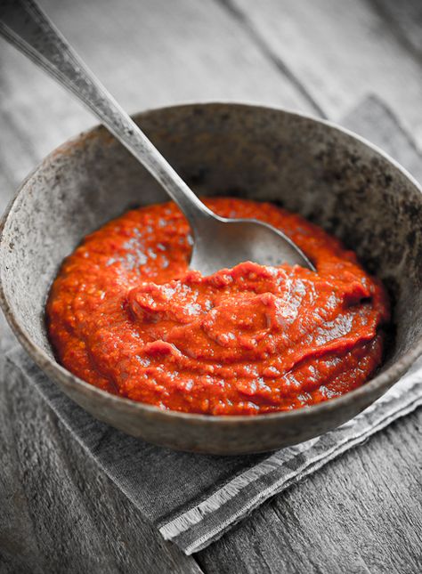 Chili garlic hot sauce...Have to make this. Garlic Hot Sauce, Sriracha Recipes, Hot Sauce Recipes, Marinade Sauce, Garlic Recipes, Savory Sauce, Chilli Sauce, Homemade Sauce, Chili Sauce