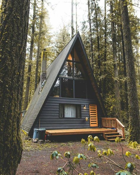 Beautiful A Frame Cabin Design - Home Decorating Trends - Homedit Siding Colors For Houses, Exterior Siding Colors, Exterior House Siding, Ecological House, A Frame Cabins, A Frame House Plans, Frame Cabin, Beautiful Cabins, A Frame Cabin