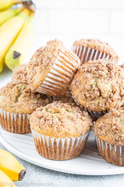 These banana crumb muffins have a perfectly moist, fluffy texture, rich banana flavor, and delicious streusel topping! They're easy to make! Banana Muffins Sour Cream, Muffins Sour Cream, Sour Cream Banana Muffins, Easy Banana Muffins, Moist Banana Muffins, Crumb Muffins, Banana Crumb Muffins, Bake Sale Recipes, Shake N Bake