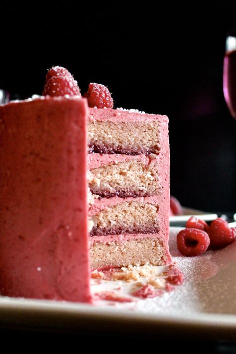 Berry Champagne Cake, Layer Cake Flavors, Summer Cake Flavors, Unique Cake Flavors, Flavoured Cakes, Alcohol Desserts, Champagne Buttercream, Fancy Birthday Cakes, Berry Cake Recipe