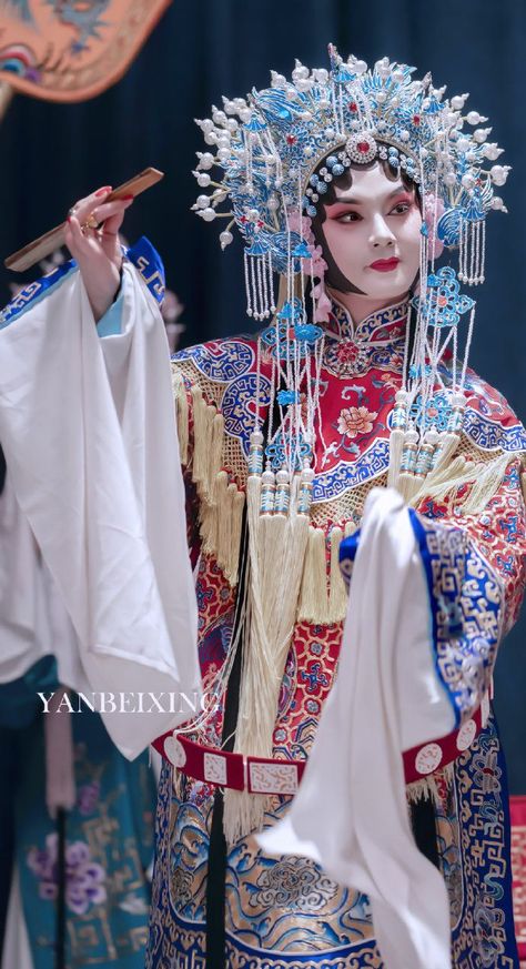 Art Reference Photography, Winter Begonia, Opera Fashion, Beijing Opera, Peking Opera, Chinese Princess, Chinese Dance, Chinese Opera, Alice In Wonderland Costume