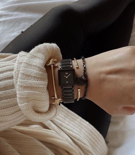 Heart lock bracelet, black, chain, bracelet stack, modern chain, white sweater, black pants Minimal Watch, Classic Jewelry Pieces, Chain Watch, Heart Padlocks, Ice Watch, Basic Jewelry, Black Ice, Jewelry Essentials, Black Chain