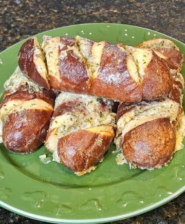 Disneyland Garlic Pretzel Bread Recipe Cheesy Garlic Pretzel Bread, Disneyland Cheesy Garlic Pretzel Bread, Recipes With Garlic Bread, Disneyland Pretzel, Disneyland Recipes Copycat, Stuffed Pretzel Recipe, Disneyland Copycat Recipes, Pretzel Bread Recipe, Pretzel Dogs Recipe