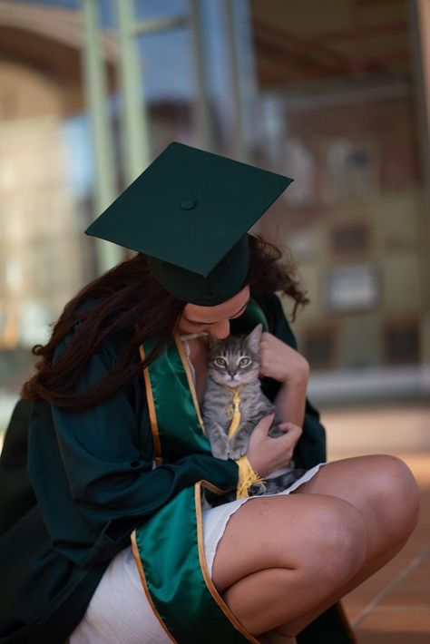 Cat Graduation Pictures, Teacher Graduation Photoshoot Ideas, Grad School Pictures, Usf Graduation, Tennis Senior Pictures, Unique Graduation Pictures, Cat Graduation, Graduation Outfit College, College Grad Pictures