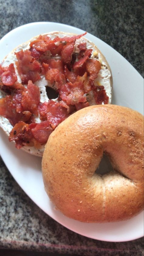 Bacon Cream Cheese Bagel, Cream Cheese Bagel Ideas, Bagel Fillings Ideas, Bagels Toppings, Bagel Fillings, Garlic Herb Cream Cheese, Bagel Ideas, Fat Monkey, Bagels And Cream Cheese