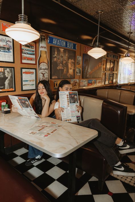 photography, diner, old school, friends, black and white checkered floor Classic Diner Aesthetic, Diner Breakfast Aesthetic, Diner Photoshoot Ideas, Vintage Diner Photoshoot, Waffle House Photoshoot, Diner Aesthetic Photoshoot, Retro Diner Photoshoot, Old School Photoshoot, Diner Photography