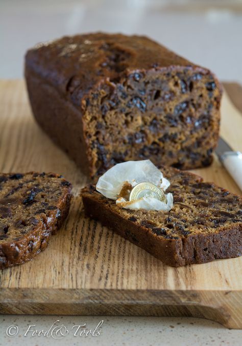 Barmbrack | Irish Tea Bread – Food and Tools Irish Bread, Drinking Whiskey, Irish Tea, Tea Loaf, Irish Cooking, Tea Cakes Recipes, Tea Bread, Scottish Recipes, Nuwara Eliya