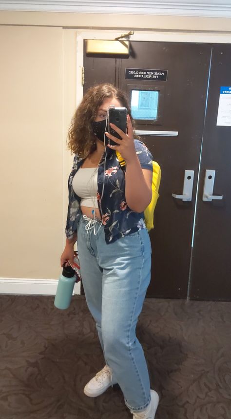 Baggy Pants Outfit Midsize, Baggy Jeans Curvy Girl, Girls Baggy Outfits, Overalls Oversized, Merida Outfit, Oversized Baggy Jeans, Indie Outfits Summer, Midsize Summer, Looks Hip Hop