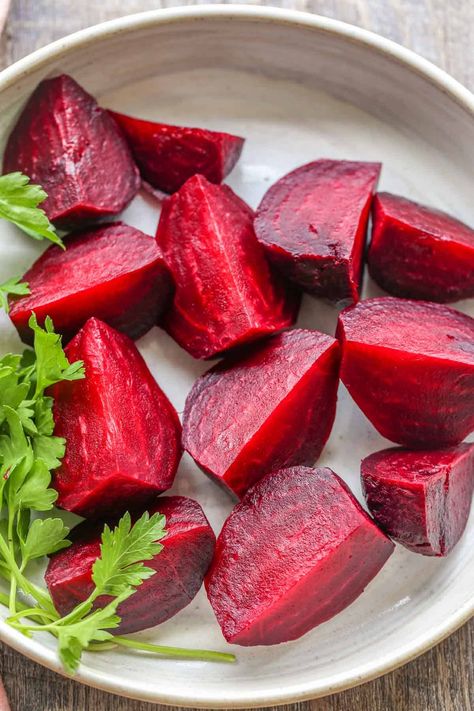 Cooked beets are so versatile and may be used in many recipes. We share our favorite cooking methods that will result in juicy beets. Cook Beets How To, How To Cook Beets On The Stove, How To Prepare And Cook Fresh Beets, Cooking Beet Greens, How To Cook Fresh Beets From The Garden, Roasted Beets Recipe, Beetroot Soup, Raw Beets, Beet Greens