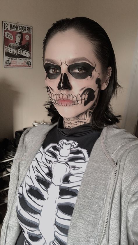 Tate langdon makeup Tate Face Paint, Tate Makeup Halloween, Tates Skeleton Makeup, Tate Langdon Skull Makeup Easy, Skull Face Halloween Costume, Tate Halloween Makeup, Skeleton Makeup Tate, Halloween Makeup Tate Langdon, Tate Langdon Skeleton Makeup