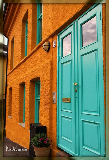 Living in turquoise and orange    Colorful house at Kampen in Oslo, Norway. Aqua Door, Orange Room, Blue Doors, Color Decor, Orange Kitchen, Casa Vintage, Garage Conversion, Orange House, Casa Exterior