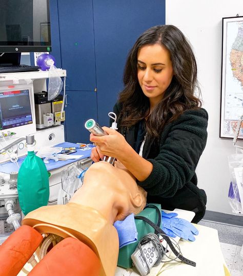 CRNA intubating a mannequin Crna Nurse Anesthetist Aesthetic, Crna Aesthetic, Nurse Anesthetist Aesthetic, Anesthesia Aesthetic, Anesthesiologist Aesthetic, Anesthesia Nurse, Anesthesiologist Assistant, Anesthesia School, Medical Motivation