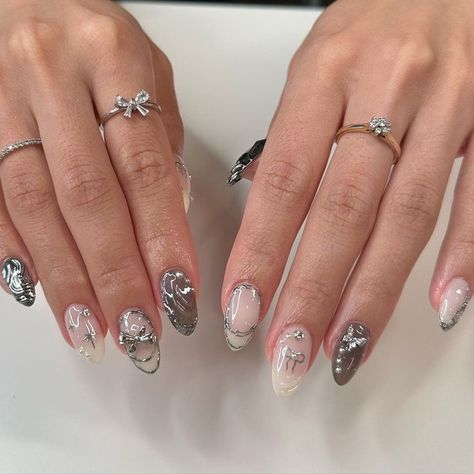 White Silver Christmas Nails, Tokyo Nails, Concert Nails, Cheetah Print Nails, Silver Nail Designs, Kutek Disney, White And Silver Nails, Silver Nail, Grunge Nails