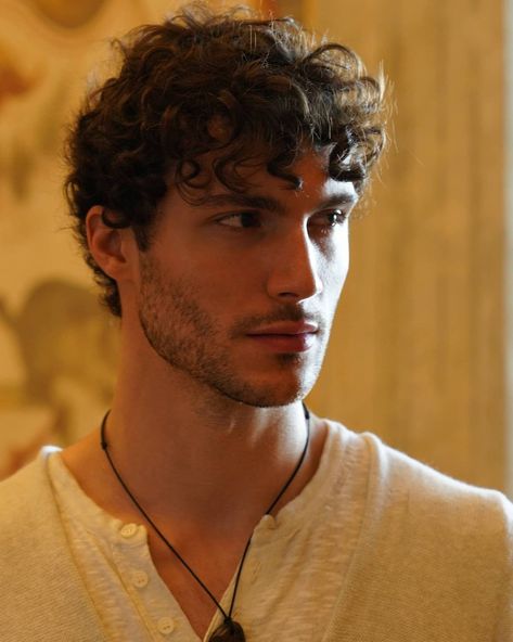 Federico Massaro, Medium Curly Hairstyles, Curly Hairstyles For Men, Men's Curly Hairstyles, Men Haircut Curly Hair, Brown Curly Hair, Mens Hairstyles Medium, Wavy Hair Men, Medium Curly