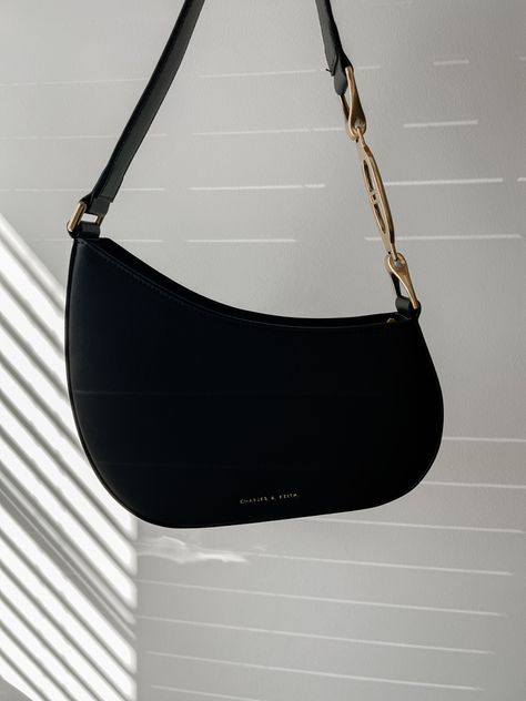 Simple Black Bag, Charles And Keith Bags, Charles And Keith, Simple Purse, Shoulder Bag Outfit, Girly Accessories, Fancy Bags, Black Shoulder Bag, Black Bag