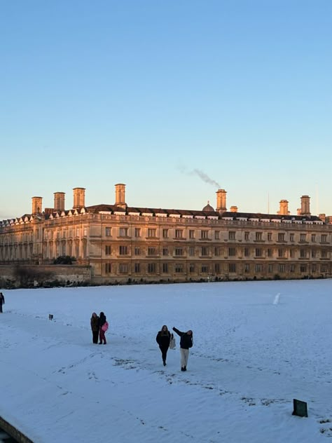 Cambridge In Winter, Cambridge Aesthetic, Christmas Academia, Cambridge Student, Uk College, Cambridge School, Snow Aesthetic, Hoodie Aesthetic, Dream School