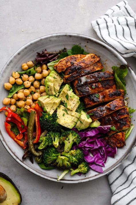 Blackened Chicken Avocado Power Bowls have the best spiced rubbed blackenend chicken with so many power foods! Avocado, chickpeas, red cabbage and roasted veggies come together in this healthy and flavorful bowl! Chicken Healthy Bowl, Healthy Salads And Bowls, Roasted Veggie Glow Bowls, Buddah Bowl With Chicken, Chickpea Chicken Bowl, Protein Bowl Chicken, Healthy Nutrition Food, Nourishing Food Clean Eating, Keto Power Bowl