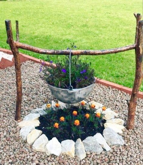 Small Front Yard Landscaping, Garden Decor Projects, Have Inspiration, Creative Gardening, Garden Yard Ideas, Outdoor Decor Backyard, Diy Garden Projects, Rustic Garden Decor, Front Yard Landscaping Design