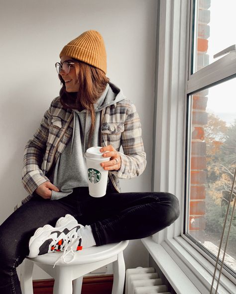 Casual Outfits With Beanies, Cute Casual Outfits Hoodie, Fall Fits Tomboy, Fall Outfits Tomboy Casual, Womens Tomboy Fashion Outfits, Autumn Tomboy Outfit, Tomboy Winter Outfits Casual, Lesbian Cold Weather Outfits, Cute Outfits With A Beanie