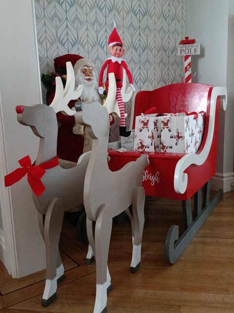 Santa Sleigh Decoration Outdoor, Diy Santa Sleigh, Christmas Sleigh Diy, Diy Sleigh Decoration, Diy Reindeer, Reindeer Diy, Outdoor Christmas Diy, Christmas Stage, Christmas Lollipops