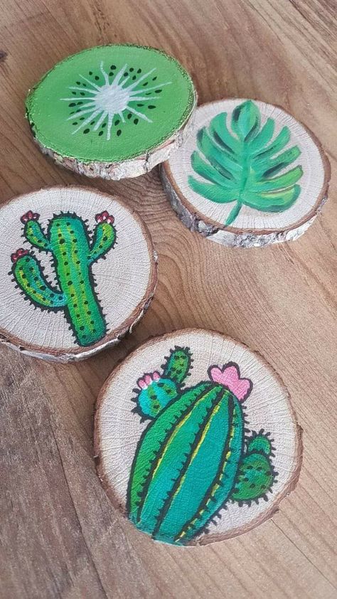 Painted Wood Circles, Coaster Art, Wood Slice Art, Wood Slice Crafts, Wood Art Projects, Cardboard Sculpture, Wooden Slices, Pottery Painting Designs, Wood Burning Crafts