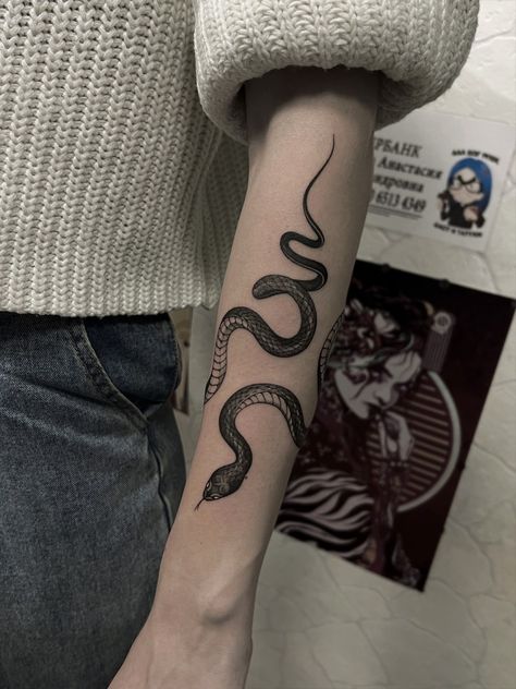 Around Arm Tattoo, Snake Tattoo Design, Snake Tattoo, Black Ink Tattoos, Elegant Tattoos, Dope Tattoos, Simplistic Tattoos, New School, Piercing Tattoo