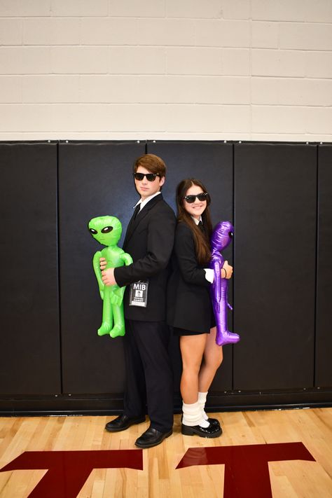 Lowkey Couples Costumes, Men In Black Vs Aliens Spirit Week, Men In Black Spirit Day, Men In Black Costume Couple, Guy And Girl Halloween Costumes, Black Guy Halloween Costumes, Men In Black Couples Costume, Man In Black Costume, Black Couple Halloween Costumes