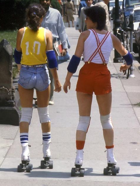 70s clothes | Halter tops, hot pants, big hair and mega platforms. This is a great ... Kam Aesthetic, 80s Roller Skating Outfit, Motivation Asthetic, Disco Chic, App Photos, Roller Skating Outfits, Roller Blades, 70s Art, Moda Hippie