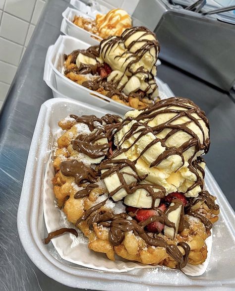 Funnel Cakes, Carnival Food, Life Friends, Junk Food Snacks, Food Babe, Food Therapy, Yummy Comfort Food, Funnel Cake, Sweet Snacks Recipes