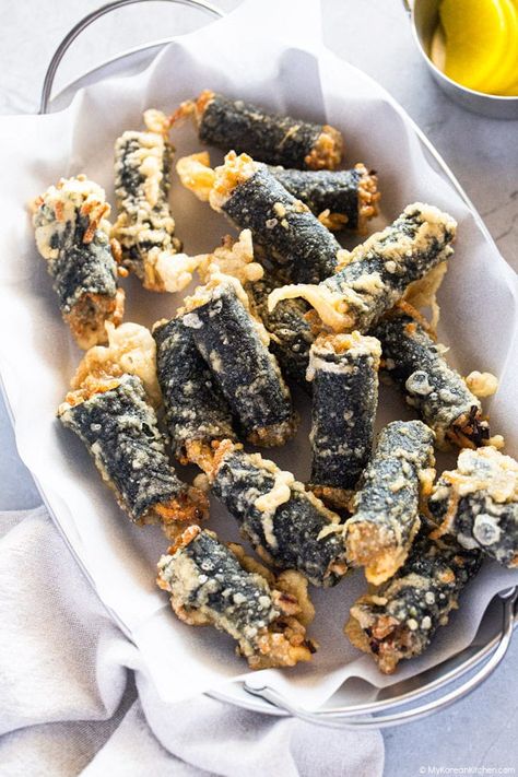 Seaweed Roll Recipes, Fried Seaweed Rolls, Chinese Sides, Fried Seaweed, My Korean Kitchen, Dessert Night, Seaweed Rolls, Seaweed Snack, Easy Korean Recipes