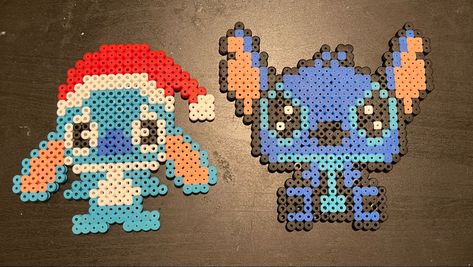 Stitch med nissehue og alm. Stitch Valentines Perler Beads, Hama Disney, Hama Beads Christmas, Mini Hama Beads, Stitch Cross Stitch Pattern, Christmas Perler Beads, Modele Pixel Art, Hamma Beads Ideas, Pixel Beads