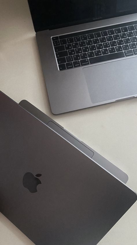 Macbook Air M1 Space Grey Aesthetic, Macbook Air Space Grey Aesthetic, Macbook Air M1 Space Grey, Macbook Air Space Grey, Macbook Space Grey, Macbook Pro Space Grey, Macbook Colors, Apple Ecosystem, Apple Laptop Macbook