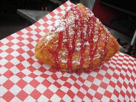 Deep fried watermelon ??!! You're kidding, this is a thing ehh who am I kidding they have a thousand dollar pizza, fried ice cream, and bacon wrapped donuts and to be honest this doesn't look too bad Fried Watermelon, Deep Fried Desserts, Watermelon Recipe, Fried Dessert, State Fair Food, Recipe List, Carnival Food, Deep Fried Food, Deep Fry