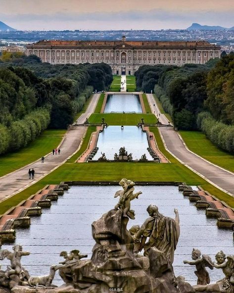 Caserta Italy, Italy Map, Palace Of Versailles, Voyage Europe, Beautiful Castles, Visit Italy, Royal Palace, Jolie Photo, Sorrento