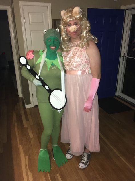 Ms Piggy And Kermit Costume, Muppets Costume, Muppet Costumes, Muppet Halloween Costumes, Muppets Halloween Costumes, Kermit And Miss Piggy Costumes Couple, Kermit Halloween Costume, Miss Piggy And Kermit Costumes, Muppet Cosplay