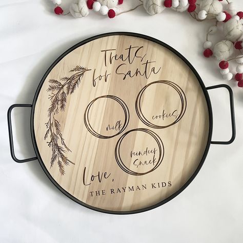 Cricut Santa Cookie Plate, Cricket Projects Craft Ideas, Plate For Santa, Personalized Christmas Cookies, Santa Cookie Plate, Projet Cricut, Treats For Santa, Christmas Cookie Tray, Santa Tray