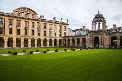 The Queen's College, Oxford Stephen Fry and Rowan Atkinson are alumni Oxford Summer School, Queens College, Oxford United Kingdom, Deborah Harkness, Oxford City, College Architecture, Teaching College, Oxford England, Abandoned Mansions