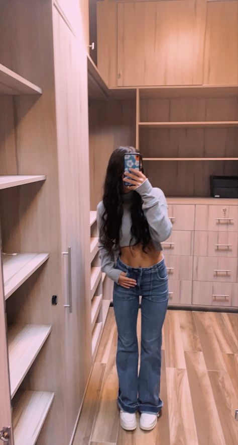 American Egal Jeans, American Eagle Flare Jeans, Flare Jeans Outfit Ideas, American Eagle Jeans Outfit, Jeans Outfit Ideas, Flare Jeans Outfit, Jeans Outfit, American Eagle Jeans, Shoes Nike