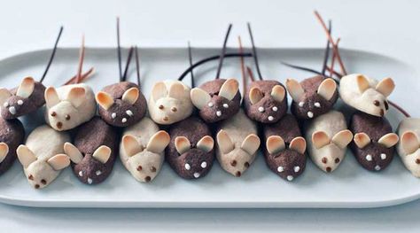 8 Easy Halloween Treats for KIDS | http://fancylittlethings.com/2013/10/8-halloween-treats-kids/ Mice Cookies, Cookie Swap Recipes, Halloween Treats For Kids, Halloween Treats Easy, Cookie Swap, Mini Mouse, Halloween Recipes, Favorite Cookies, Holiday Cookies