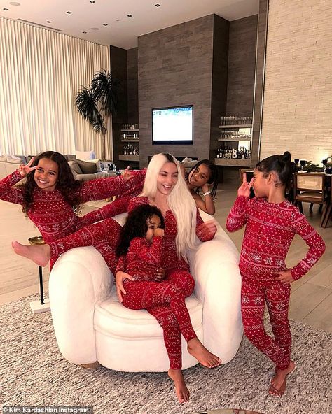 Kardashian Christmas, Dream Kardashian, Christmas Family Photoshoot, Kardashian Kids, Family Christmas Pictures, Jenner Family, Kardashian Family, Christmas Pjs, Kardashian Jenner