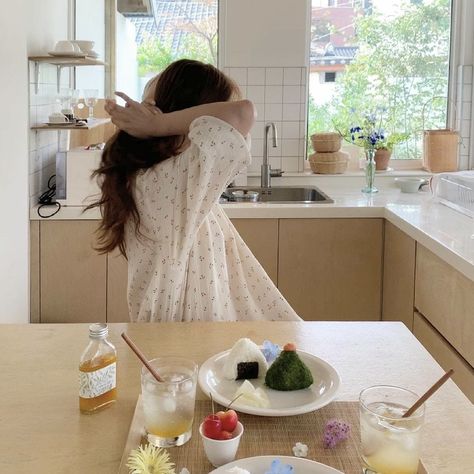 Korean Core Aesthetic, Korean Minimalist Aesthetic, Minimalist Cottagecore, Black Sparkly Dress, Japanese Lifestyle, Girl Cooking, Korean Japanese, Clothes Korean Style, Life Routines