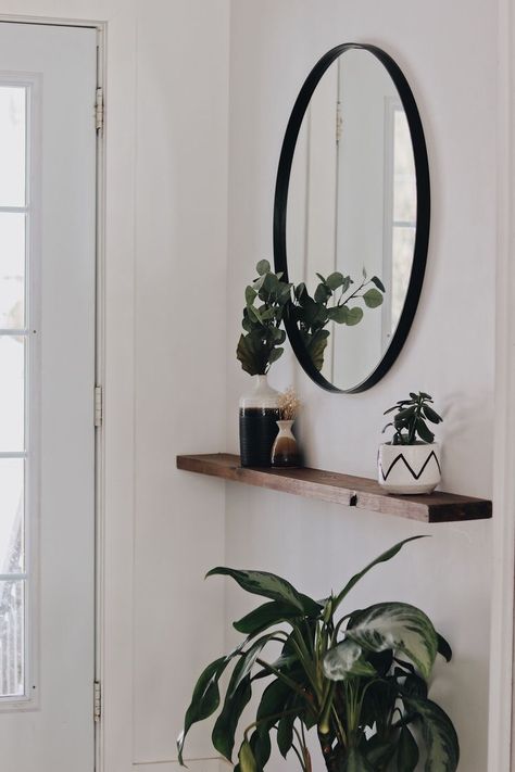 Simple greenery minimalist mirror entryway Family Room Mirror, Minimalist Mirrors, Mirror Decor Living Room, Minimalist Dekor, Entryway Mirror, Small Entryways, Hal Decor, Home Entrance Decor, Living Room Mirrors