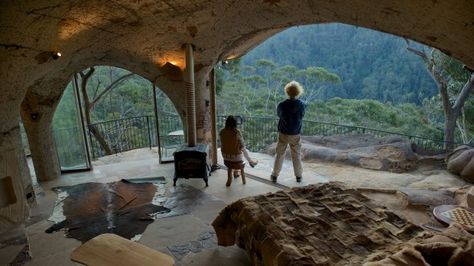 This cave-house in the Blue Mountains enjoys world heritage views of Mount Wilson and rain forest. Wilderness Cabins, 1001 Pallets, Earth Sheltered, Hippie Homes, Underground Homes, Cave House, Old Rock, Mountain Getaway, Cob House