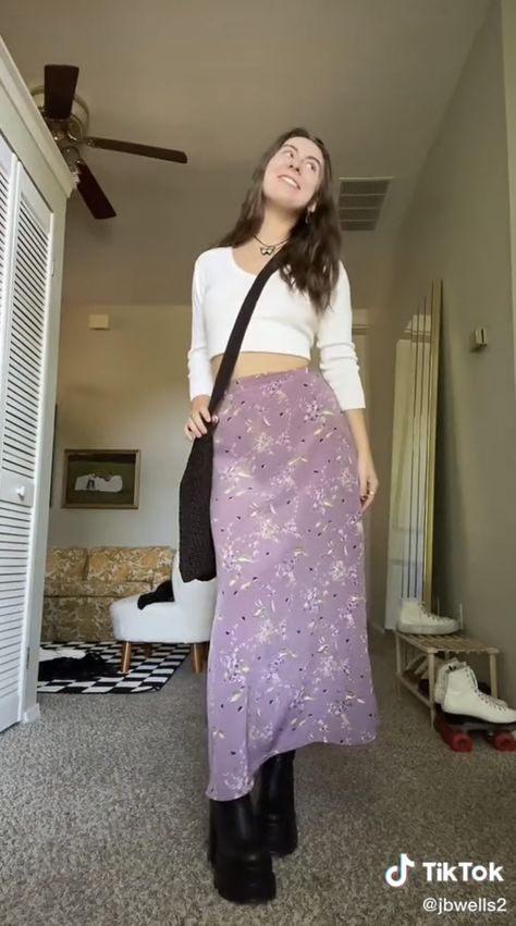 Fashion Outfits Long Skirts, Cute Pencil Skirt Outfits, Long Skirt Fits Fall, Patterned Long Skirt Outfits, Long Fall Skirts, Long Skirt Long Sleeve Outfit, Boots And Long Skirts, Aesthetic Maxi Skirt Outfit, Long Skirt Fits Aesthetic