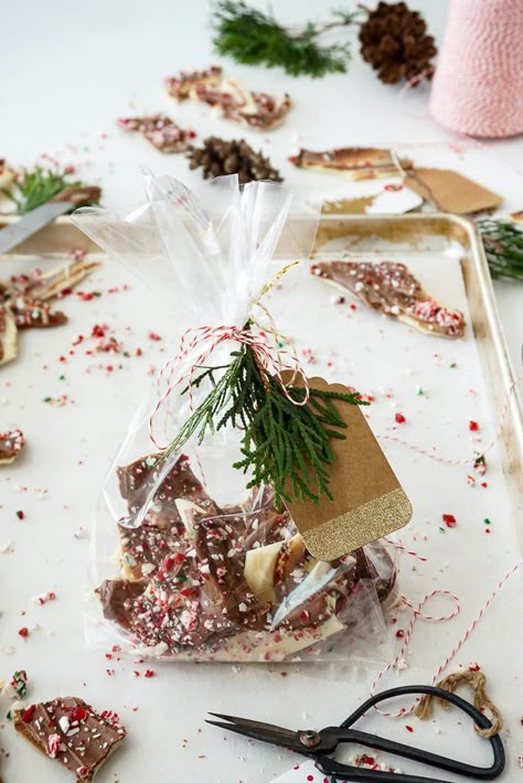 Candy Cane Chocolate Bark Christmas Bark Gift, Christmas Edible Gift Ideas, Christmas Chocolate Bark Ideas, Christmas Chocolate Bark, Christmas Edible Gifts, Chocolate Christmas Gift, Baking For Friends, Chocolate Bark Christmas, Christmas Candy Bar